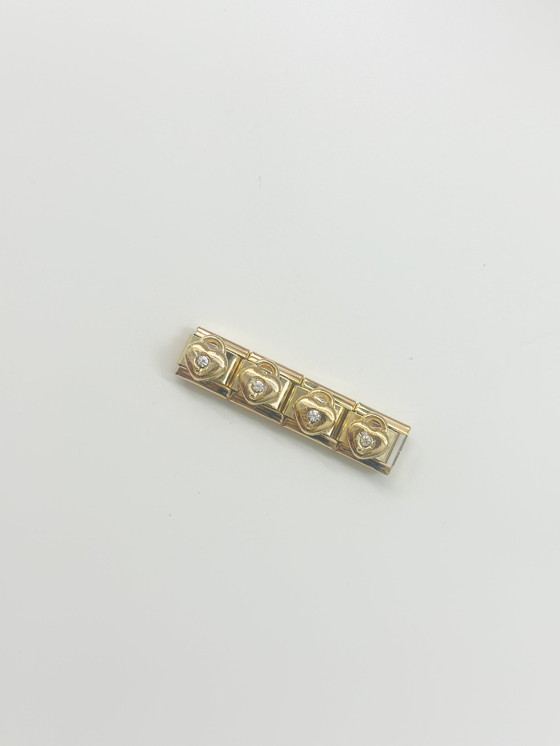 candado dorado charm