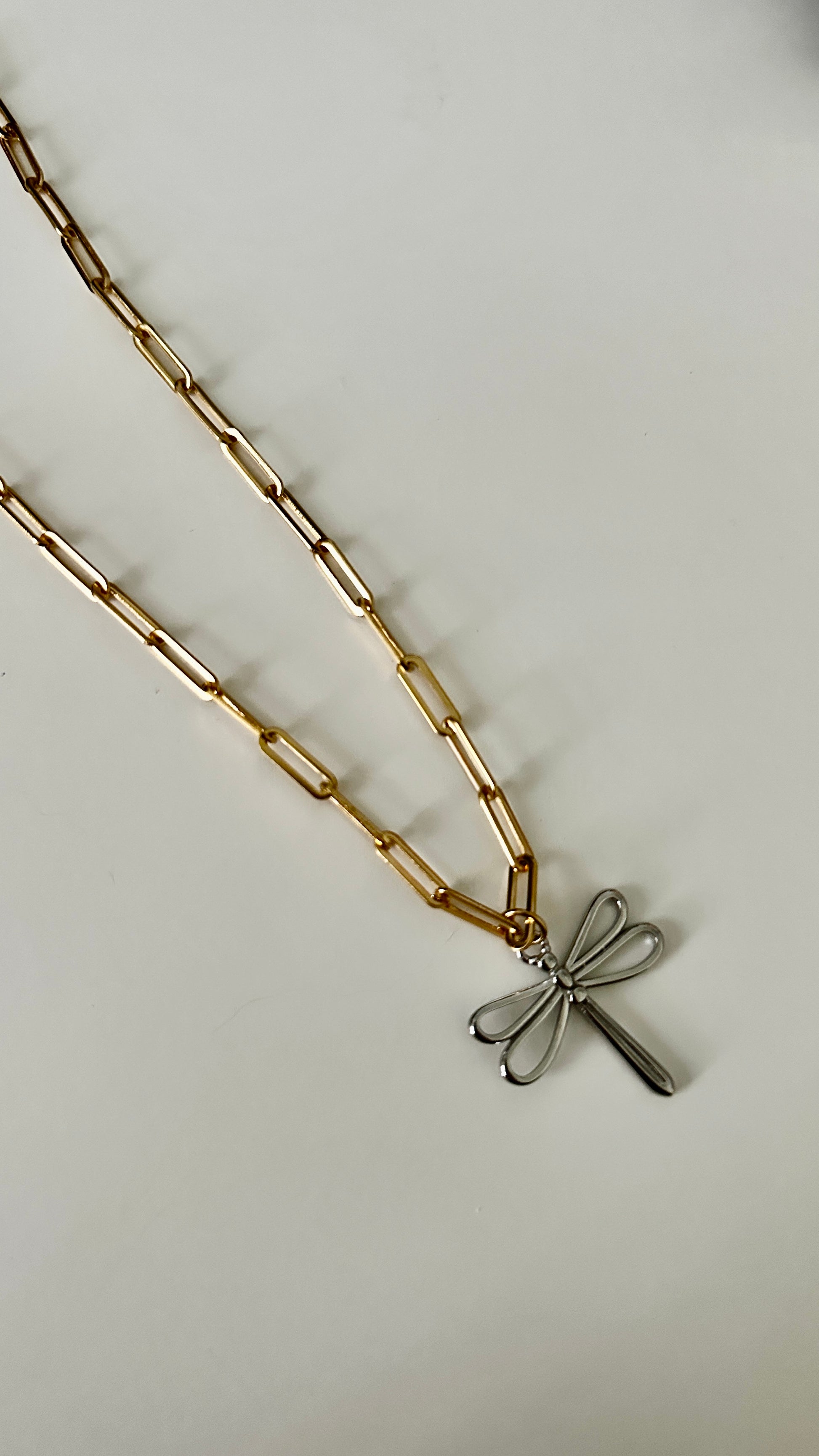 Libelula dorada necklace