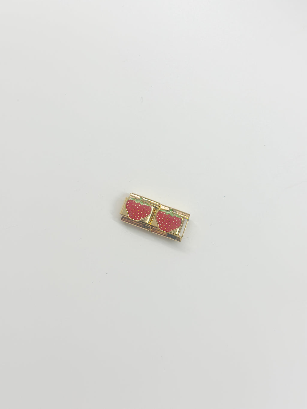 fresita oro charm