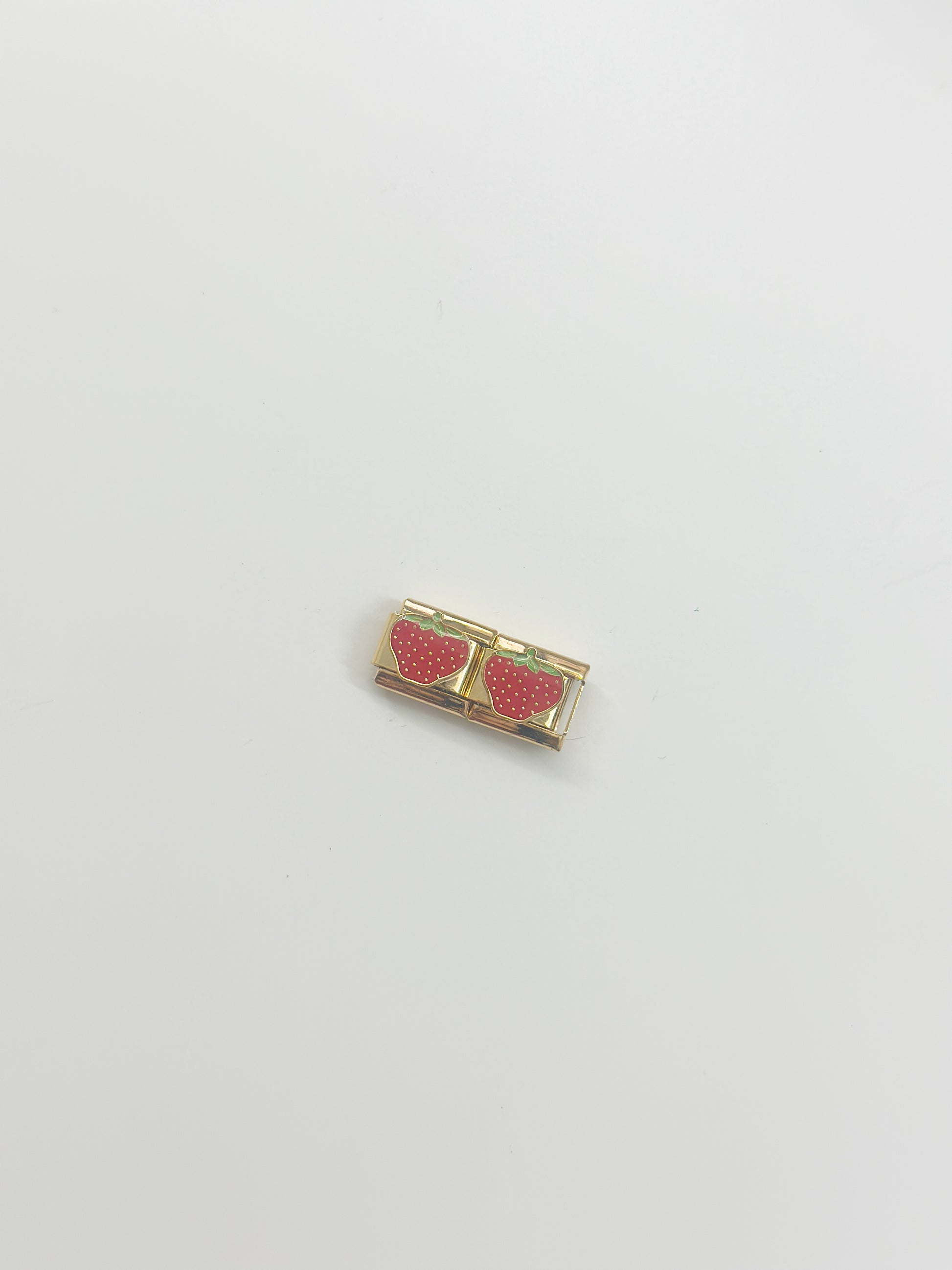 fresita oro charm