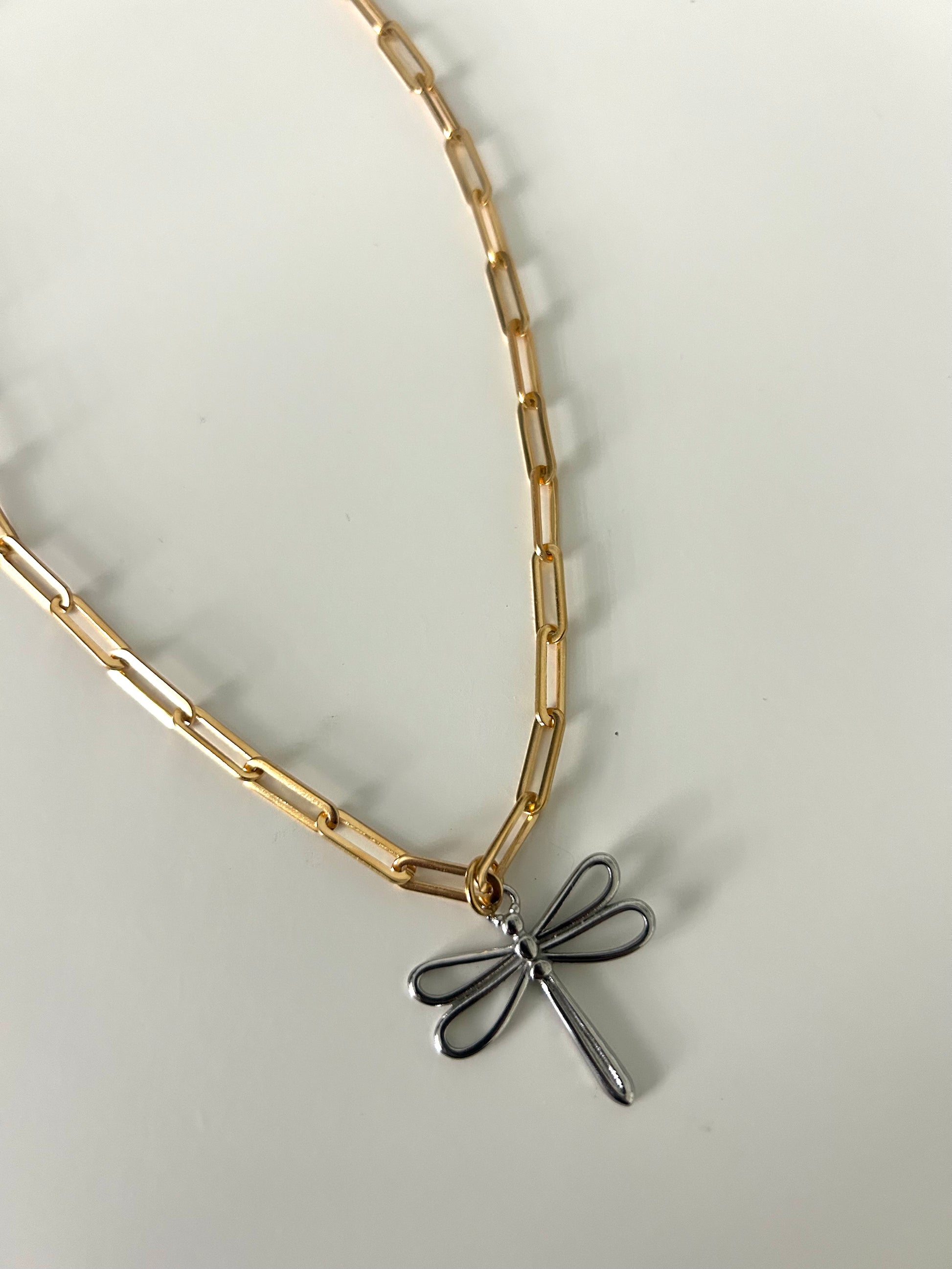 Libelula dorada necklace