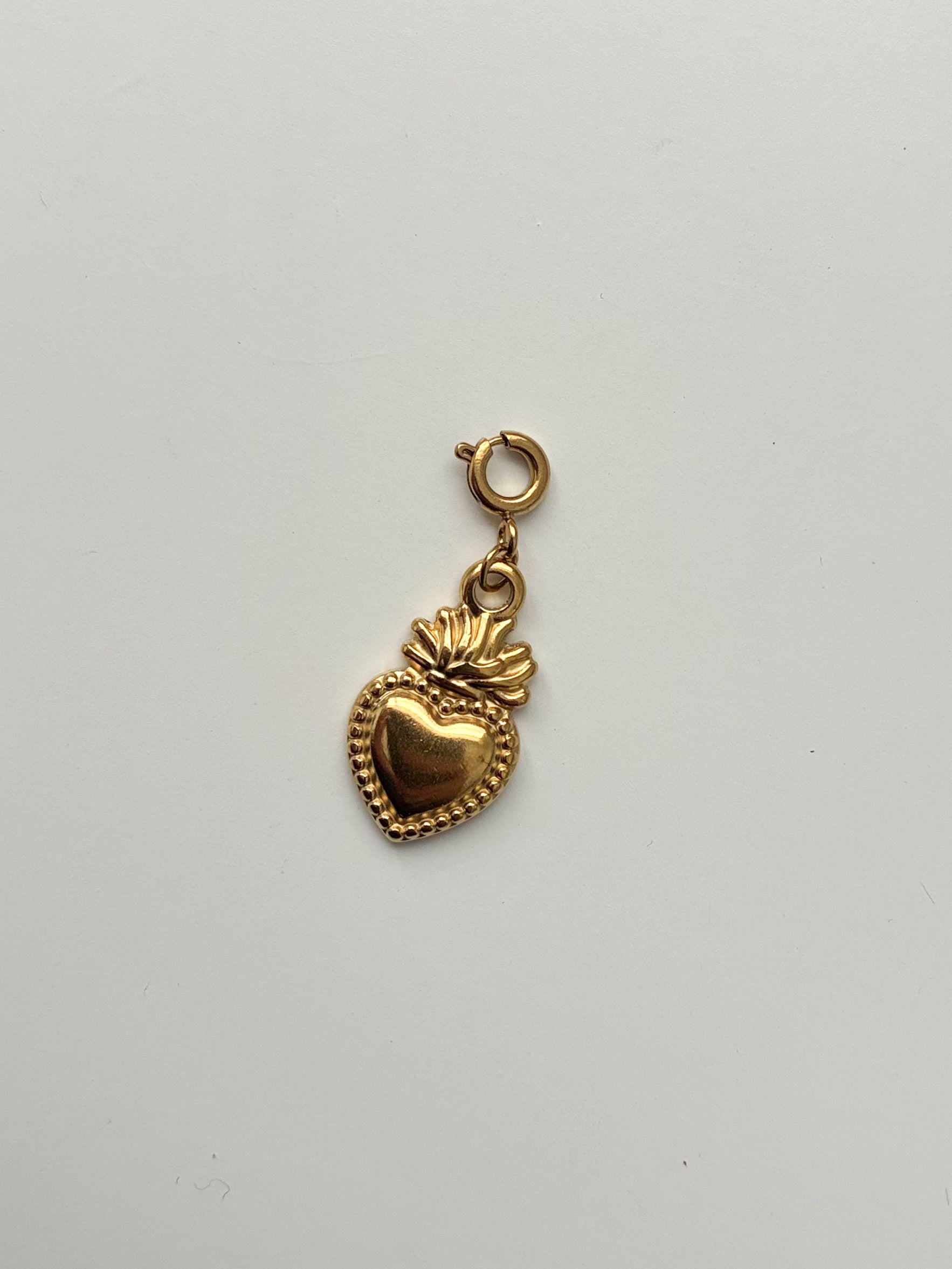 corazón en llamas charm