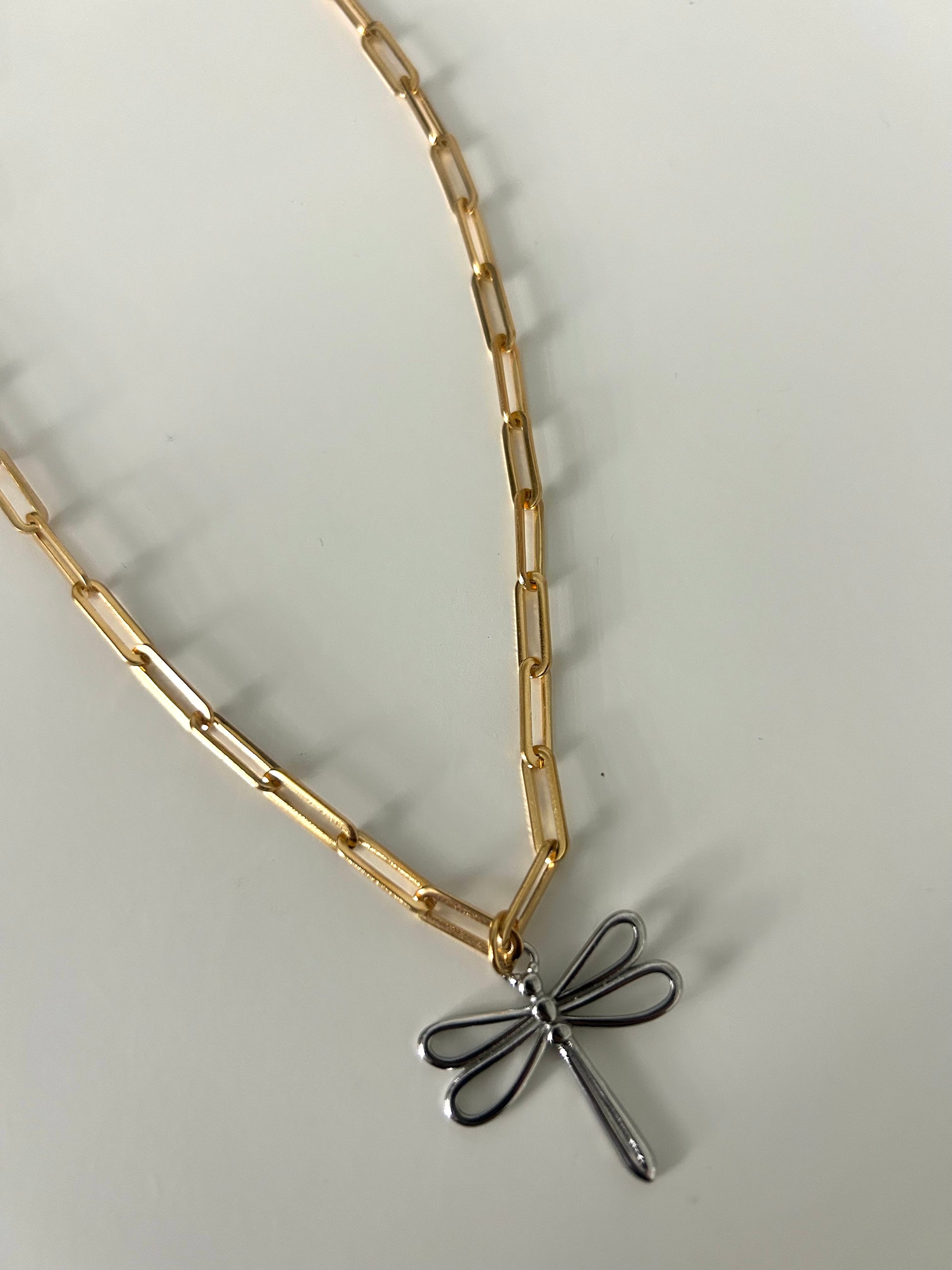 Libelula dorada necklace