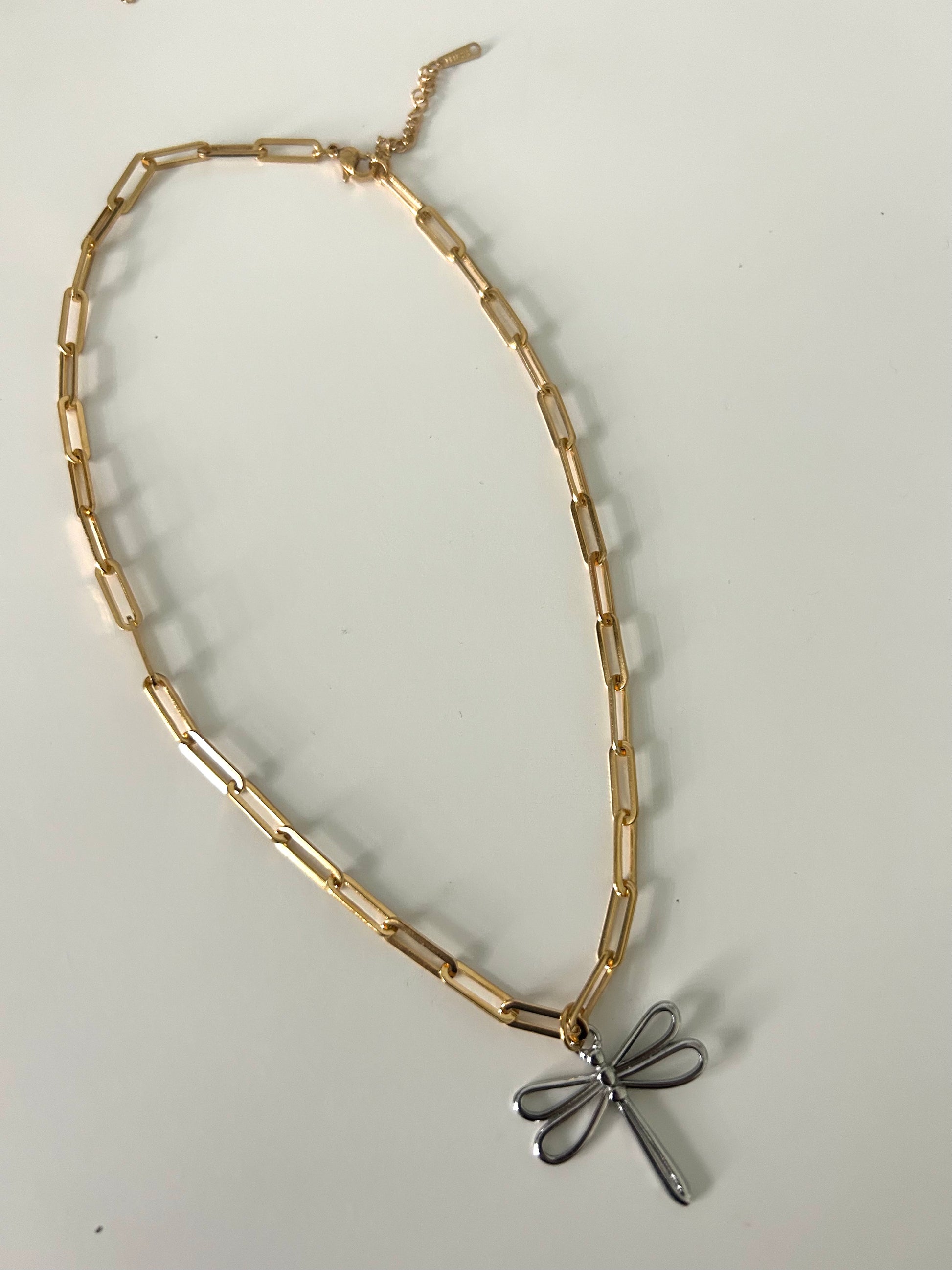 Libelula dorada necklace